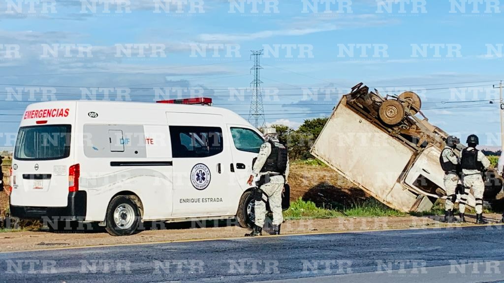 Vuelca camioneta de carga sobre carretera federal 45