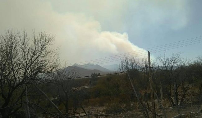 Llegan refuerzos contra el incendio en la sierra