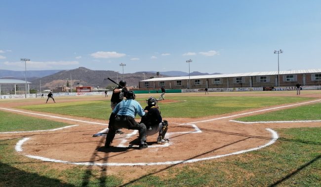 Rieleros le gana a Mariachis en Jalpa