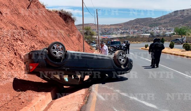 Se vuelca automóvil en Calzada Solidaridad
