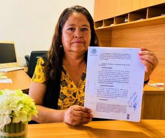 Directora se ampara para no dejar puesto tras 12 años