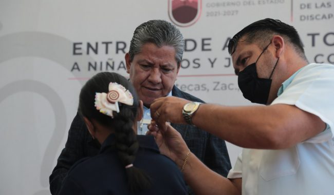 Entrega gobernador aparatos auditivos a niños y jóvenes