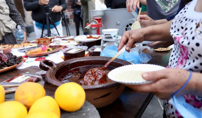 Realizan taller de asado de boda jerezano