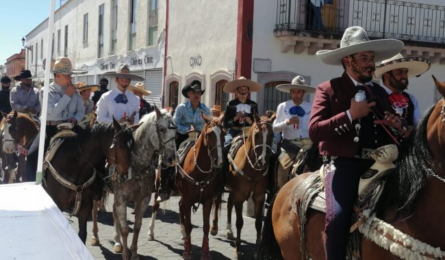 Realizan cabalgata por sábado de gloria en Jerez