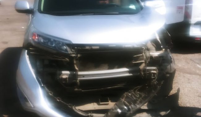 Chocan tráiler y automóvil en carretera