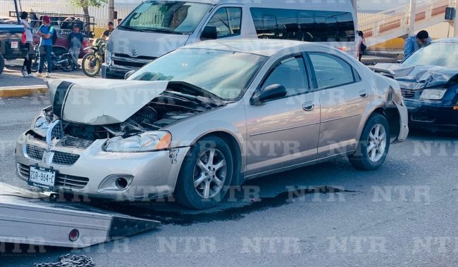 Tres vehículos chocan por alcance en Fresnillo