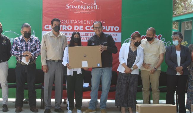 Entregan equipo de cómputo a Cobaez Sombrerete