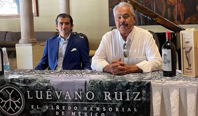 Presentan vino conmemorativo por los 15 años de trayectoria de Joselito Adame