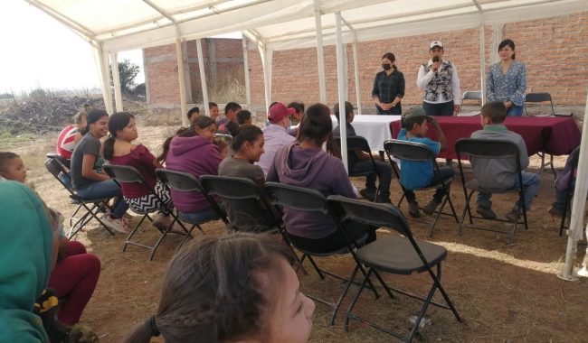 Atiende Sipinna a niños en ladrilleras