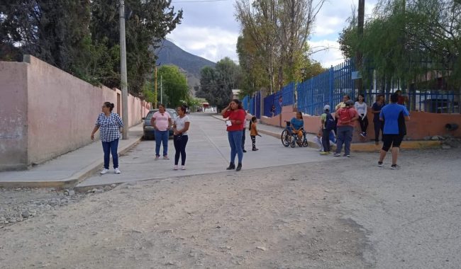 Madres de familia bloquean acceso a Minera Frisco