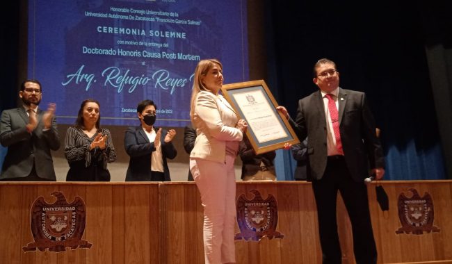 Entregan doctorado Honoris Causa Post-Mortem al Maestro Refugio Reyes