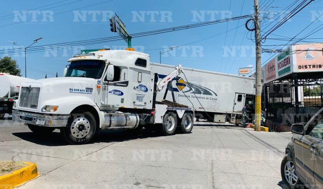 Trailer no logra dar vuelta en crucero