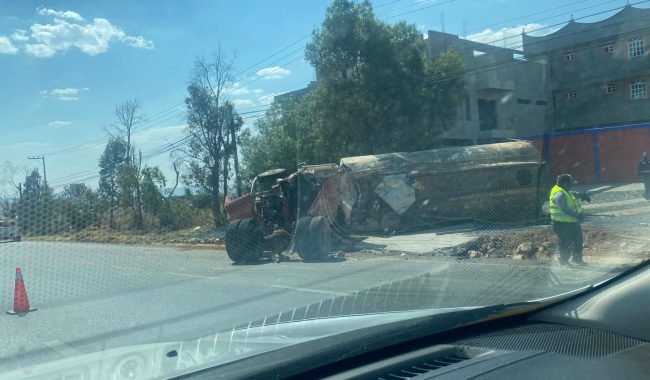Volcadura de pipa provoca un segundo accidente; dos personas resultan lesionadas