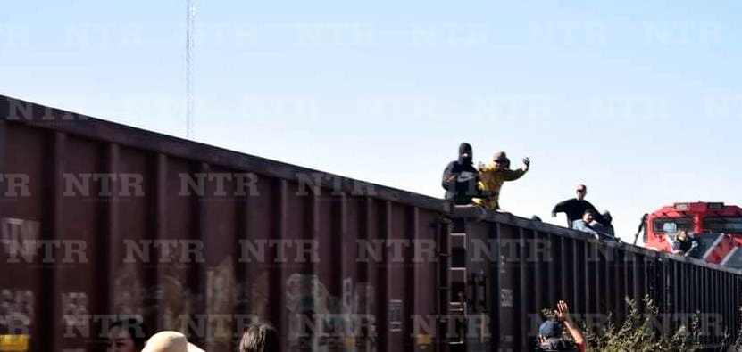 Pobladores apoyan a migrantes que van a bordo de La Bestia