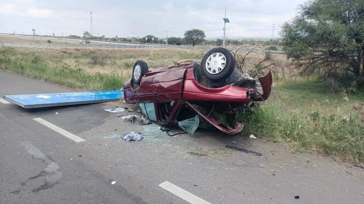 Dos adultos mayores resultan lesionados tras volcadura en Aguascalientes
