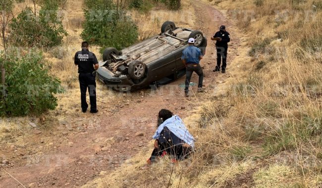 Por evitar accidente, terminan volcados