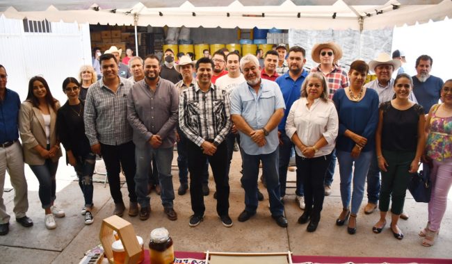 Apoya Julio César Chávez a apicultores