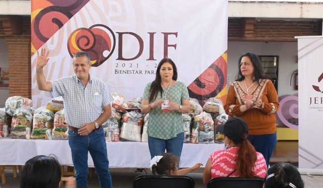Entregan apoyos alimentarios a familias desplazadas de Jerez