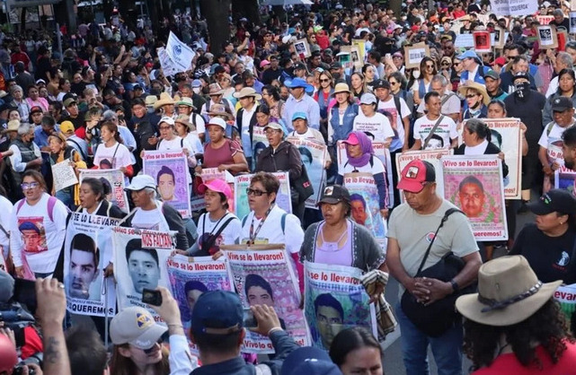 Marchan a 9 años de la desaparición de los 43 normalistas