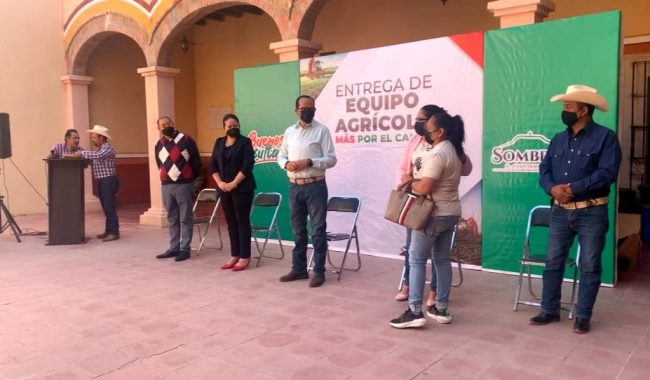Otorgan equipo para campesinos