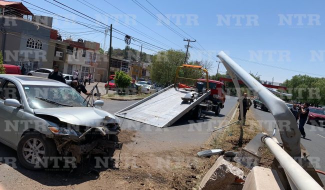 Joven se lesiona al chocar con un poste