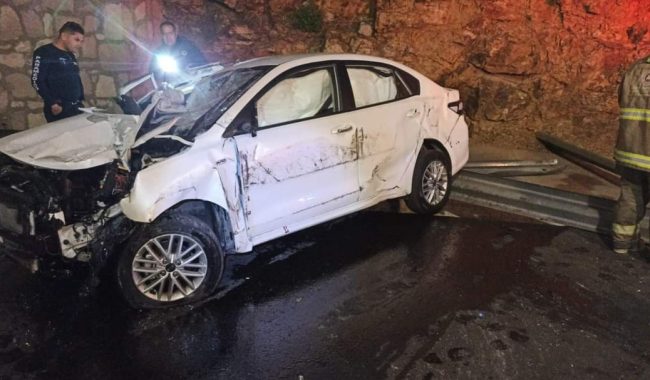 Mujer resulta herida tras chocar en distribuidor vial