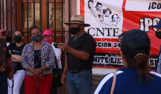 Se manifiestan agremiados al CNTE