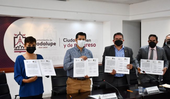 Firma Julio César Chávez convenio y comodato con Psicología de la UAZ