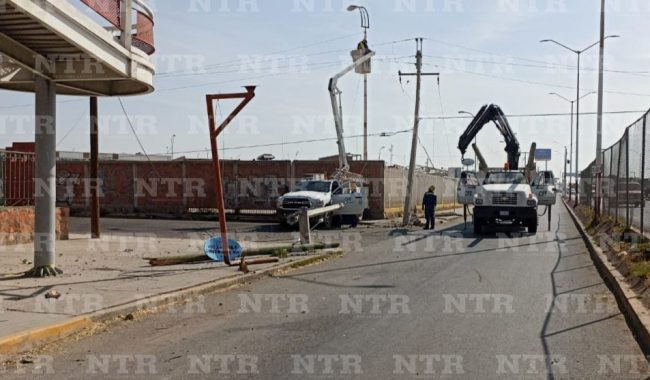 Autobús derriba tres postes en boulevard Jesús Varela Rico
