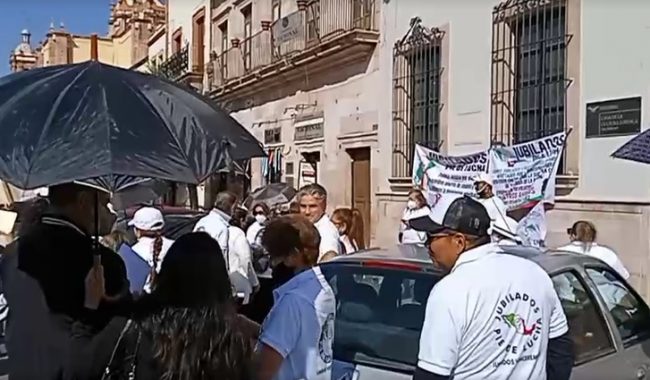 Jubilados exigen pago de cesantía