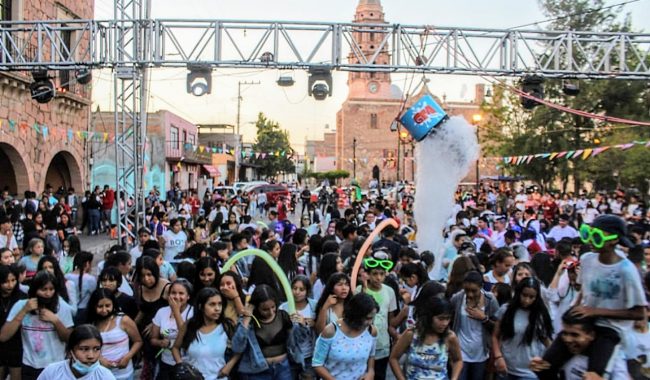 Festejan a estudiantes de Luis Moya