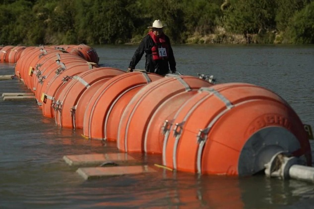 Ordena juez mover ‘muro flotante’