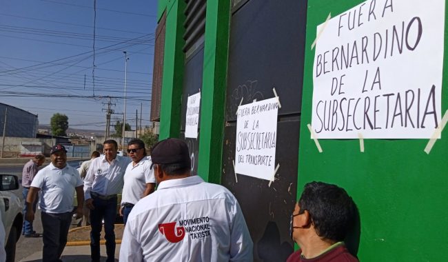 Taxistas toman Subsecretaría de Transporte Público