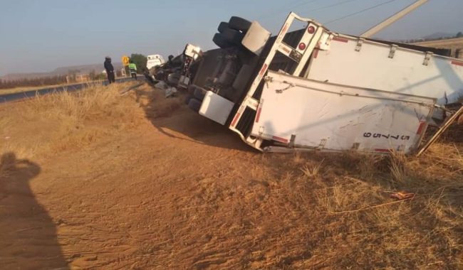Se vuelca tráiler en entronque a Las Arcinas