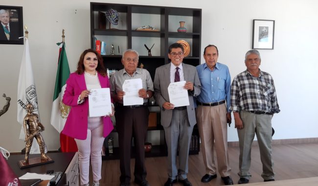 Firman convenio para apoyar a estudiantes con transporte
