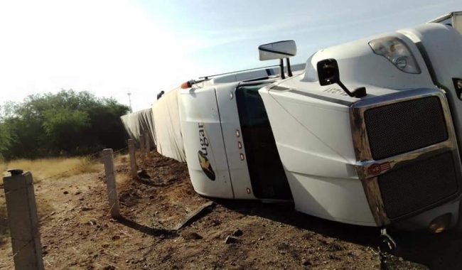Tráiler queda volcado sobre carretera federal 49