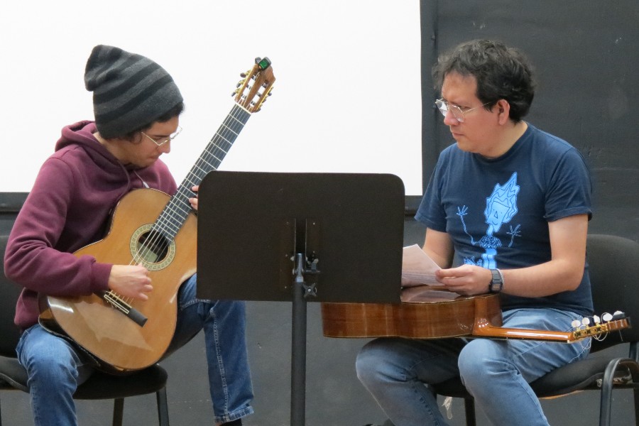 Imparten clase magistral de guitarra clásica