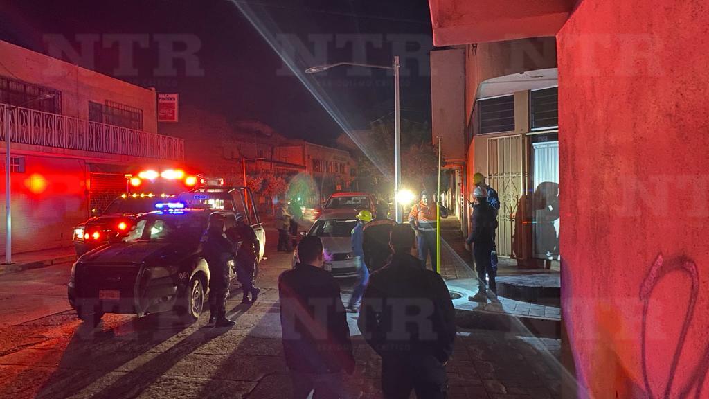 Hombre tropieza sobre registro, causa apagón y resulta lesionado
