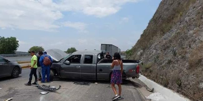 Se accidentan zacatecanos en carretera