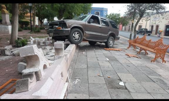 Se queda sin frenos y daña jardín principal de Tepetongo