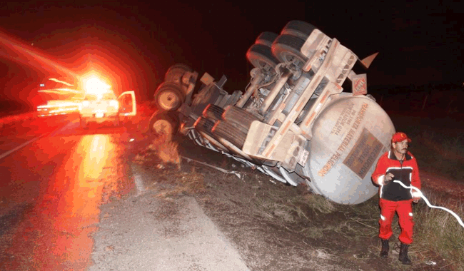 Vuelca pipa con gasolina, deja sólo daños materiales