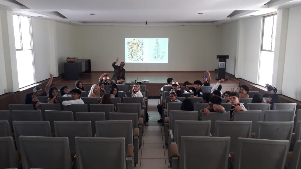 Imparten conferencia de humor gráfico a alumnos de Jerez