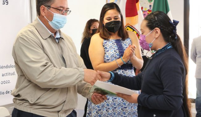 Entregan becas a hijos de trabajadores de la salud