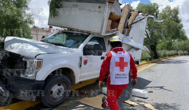Camioneta de Servicios de Salud choca contra un árbol en el bulevar
