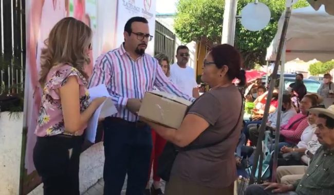 Entregan Despensas Rosas en Tlaltenango