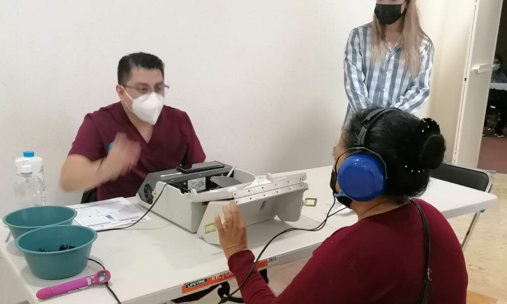 Entregan aparatos a personas con discapacidad auditiva