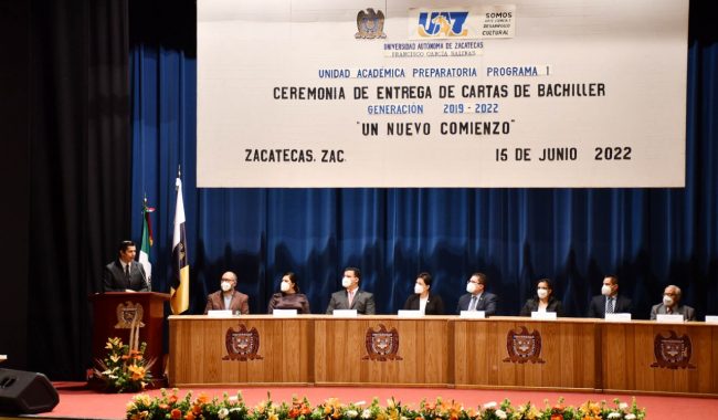 Exhorta Julio César Chávez a jóvenes a seguir preparándose académicamente