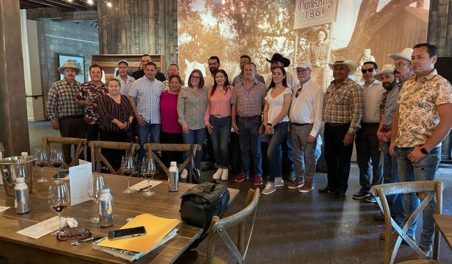 Humberto Salazar se reúne con club migrante y concejal