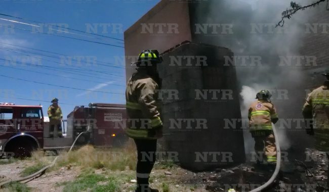 Prende fuego a basura y hierba seca