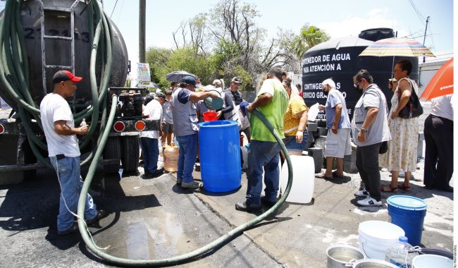 Completan tandeo de agua con pipas